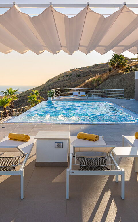 Villa Domizia: Altan / terrasse / gårdhave, pool, Visninger