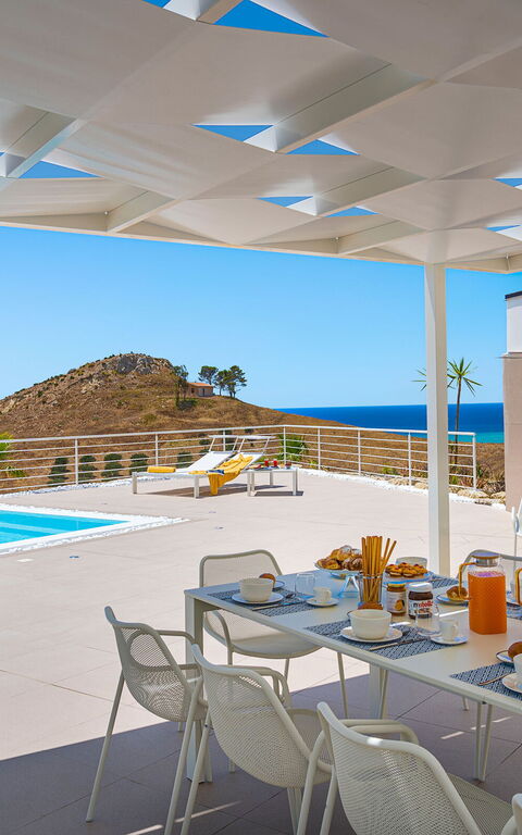 Villa Domizia: Altan / terrasse / gårdhave, pool, Visninger