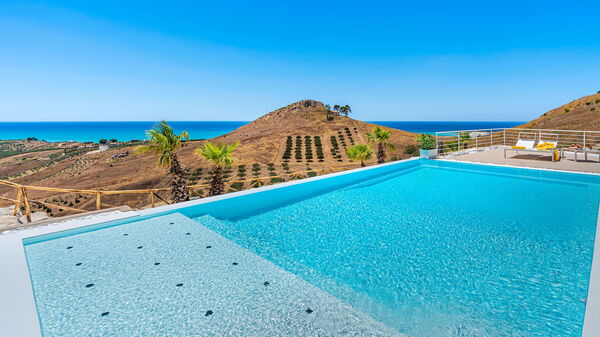 Villa Domizia: pool, Sommer, Visninger