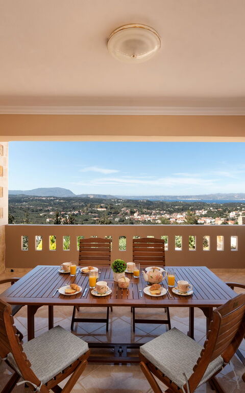 Villa Halepi: Altan / terrasse / gårdhave