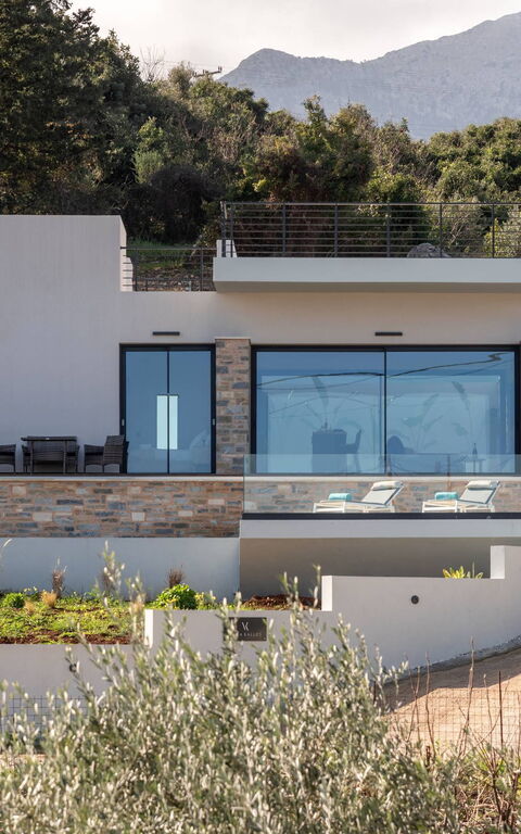 Villa Kallos: Hovedindgang, Udendørs, Udvendige