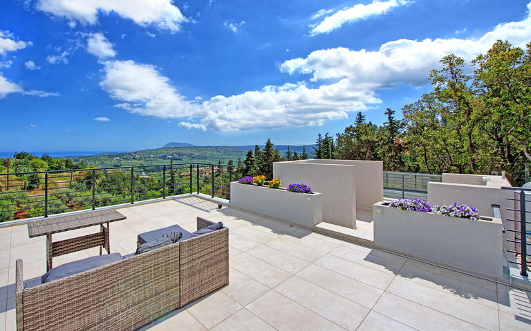 Villa Kallos: Sommer, Udendørs