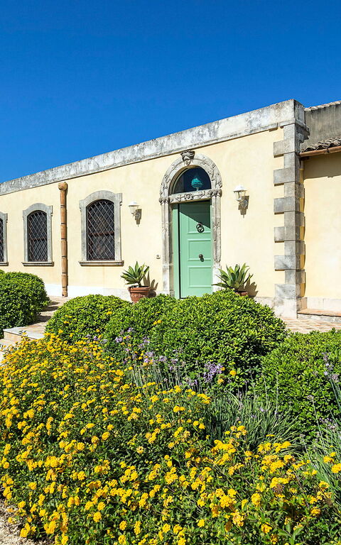 Don Salvatore: Hovedindgang, Udvendige