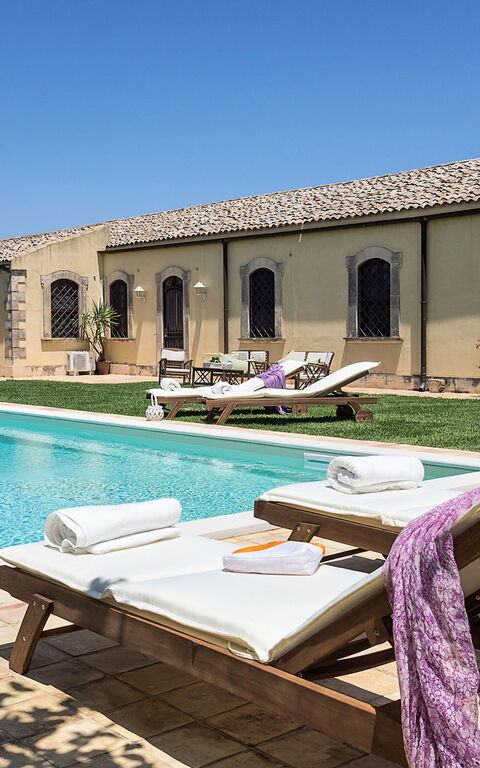 Don Salvatore: Have, pool, Udvendige