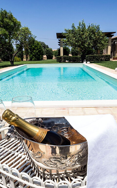 Don Salvatore: Have, pool, Udvendige