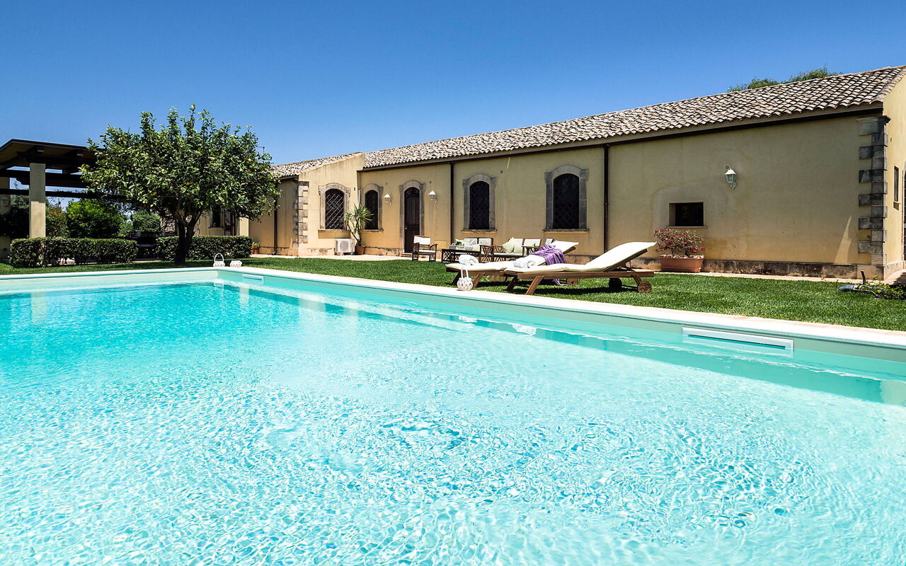 Don Salvatore: Have, pool, Udvendige