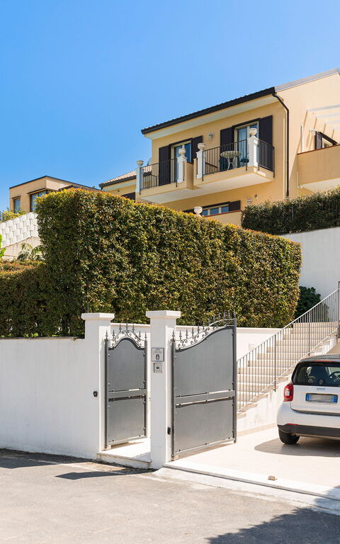 Villa Giutitta: Hovedindgang, Udendørs, Udvendige