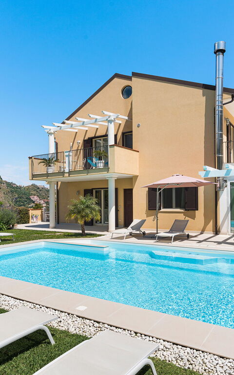 Villa Giutitta: Have, pool, Udvendige