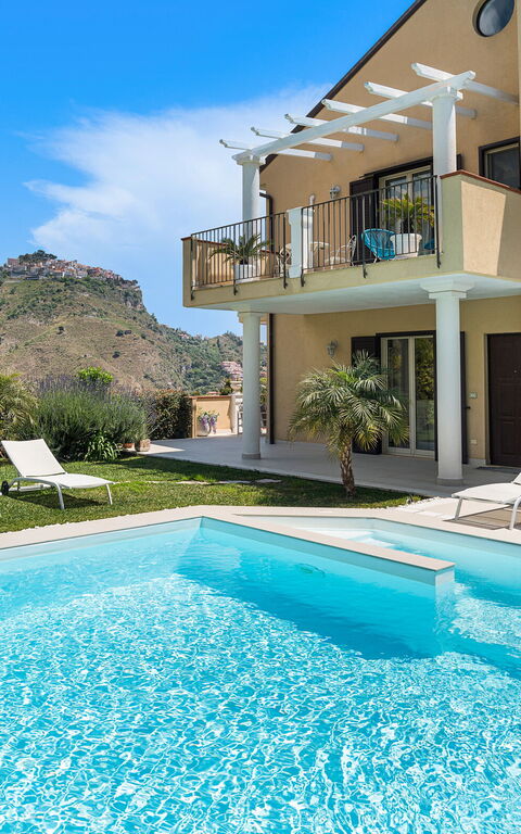 Villa Giutitta: Have, pool, Udvendige