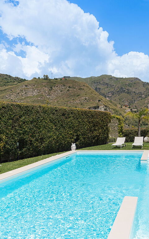Villa Giutitta: Have, pool, Udvendige