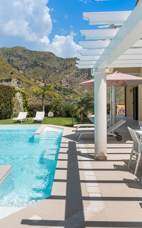 Villa Giutitta: Have, pool, Udvendige