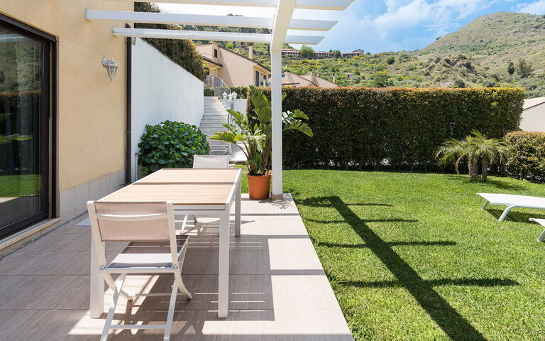 Villa Giutitta: Have, Udvendige