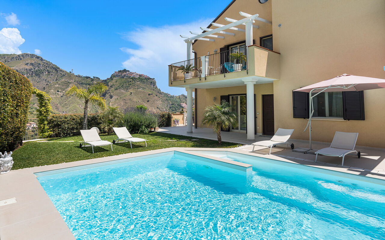 Villa Giutitta: Have, pool, Udvendige