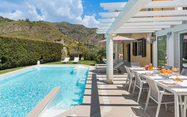 Villa Giutitta: Have, pool, Udvendige