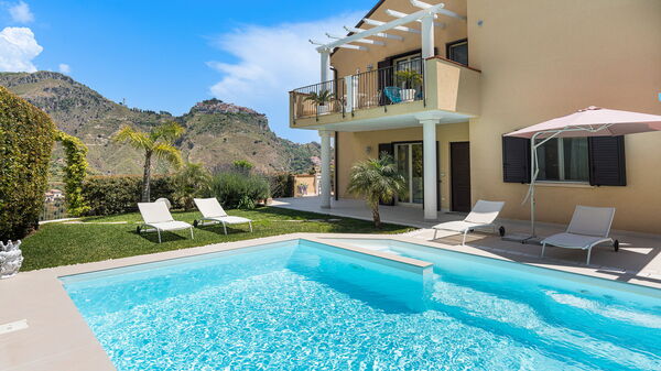 Villa Giutitta: Have, pool, Udvendige