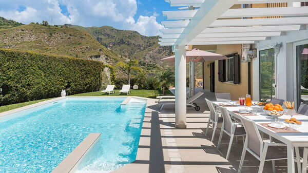 Villa Giutitta: Have, pool, Udvendige