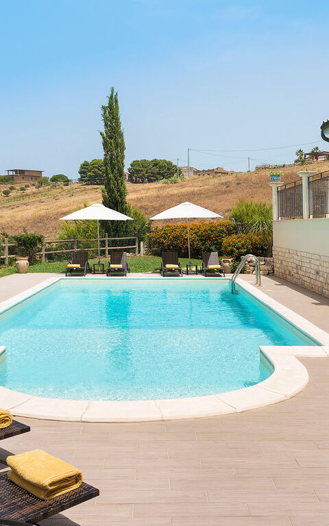 Villa Anthea: Have, pool, Udendørs, Visninger