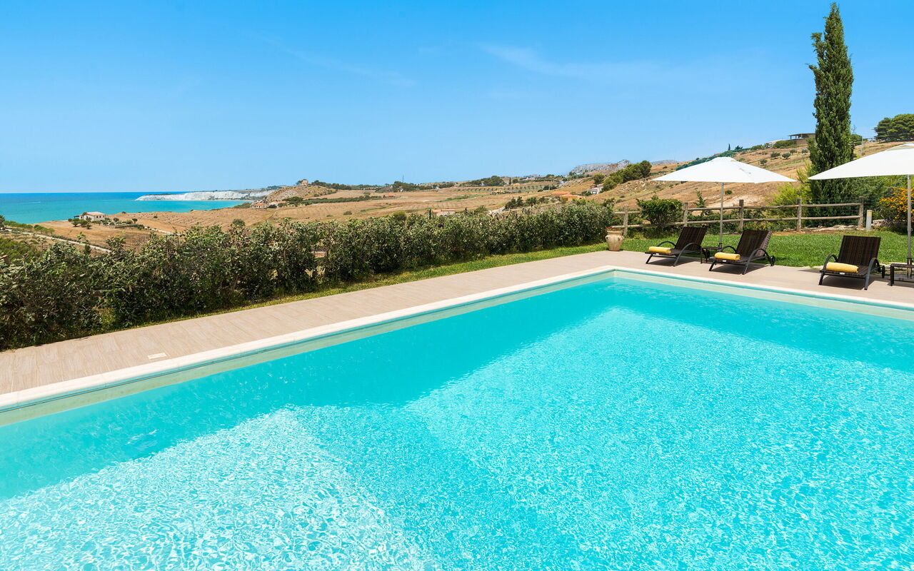 Villa Anthea: Have, pool, Udendørs, Visninger