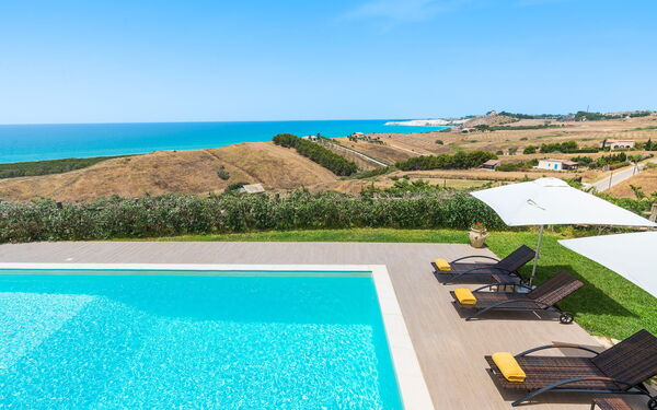 Villa Anthea: Have, pool, Udendørs, Visninger