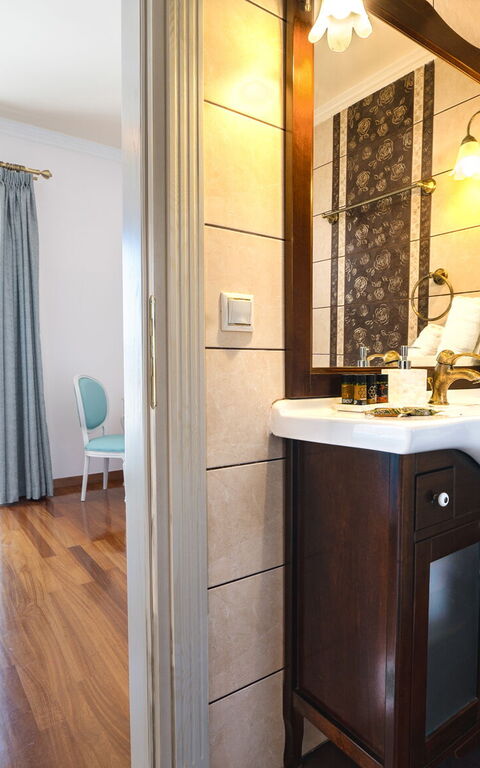 Iro Royal Villa: Badeværelse, soveværelse