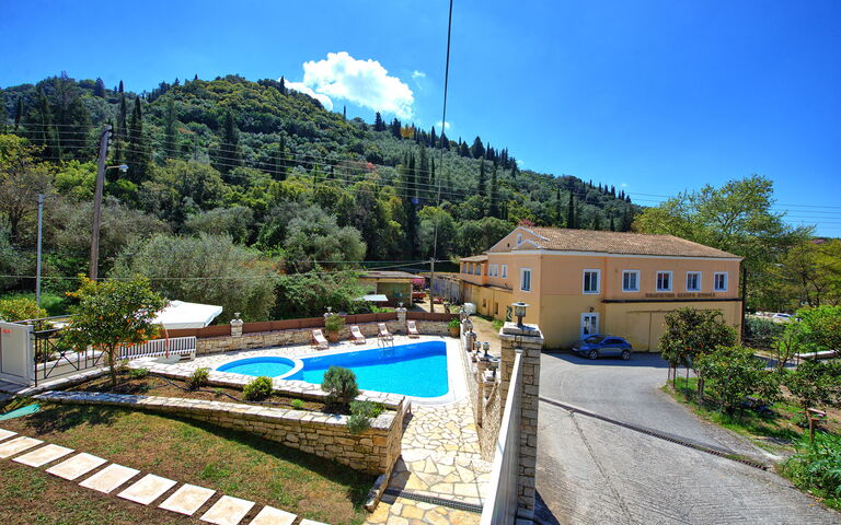 Villa Angie: pool, Udendørs