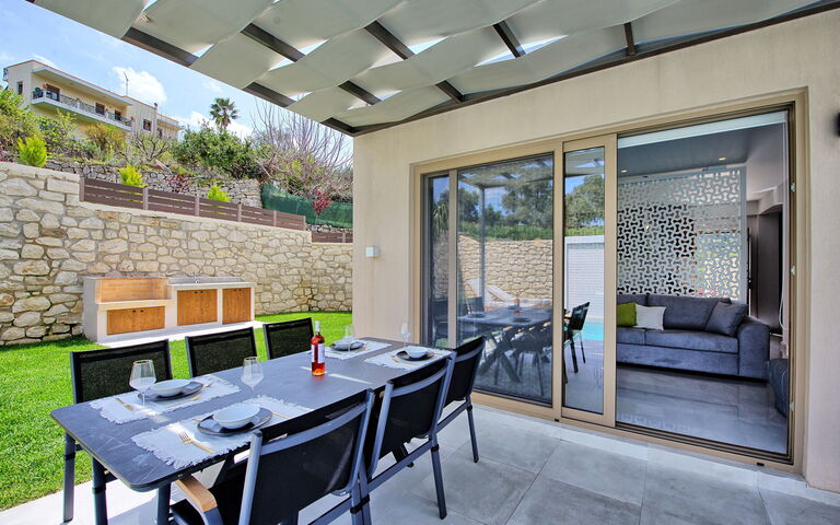 Villa Silentium Ionia: Altan / terrasse / gårdhave, Udendørs