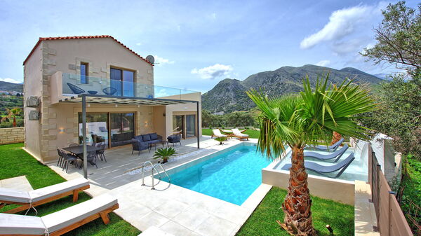 Villa Silentium Olia: Have, pool, Sommer, Udendørs, Udvendige