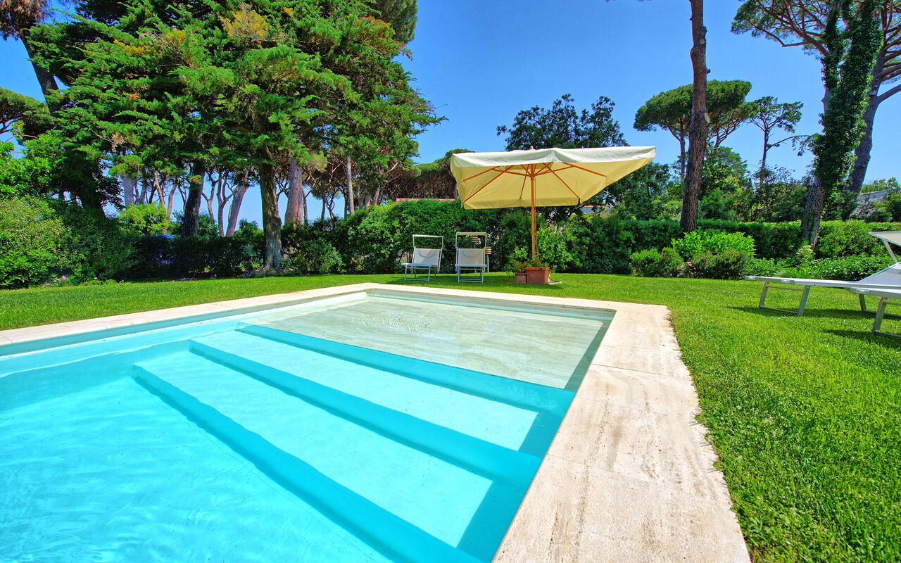 Villa Dolce Vita: Have, pool, Udendørs