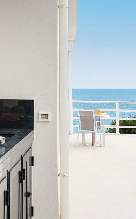 Villa Hermes: Udendørs, Udvendige