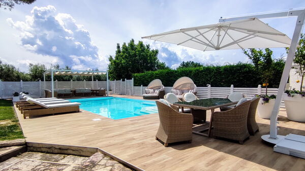 Villa Tagliaferri: pool, Sommer