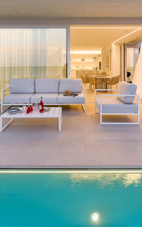 Bedda Matri: pool, Udendørs, Udvendige