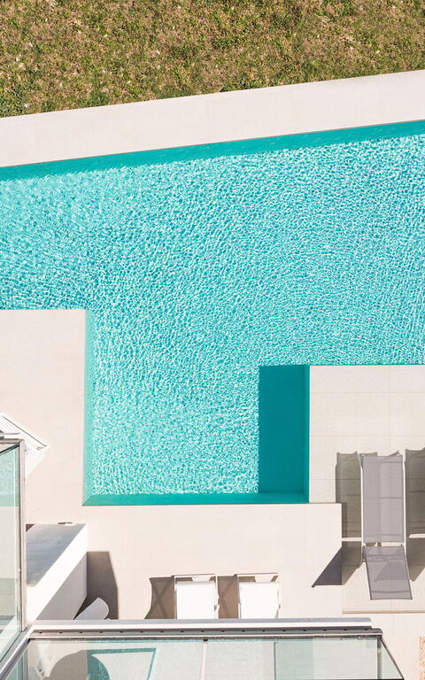 Bedda Matri: pool, Udendørs, Udvendige