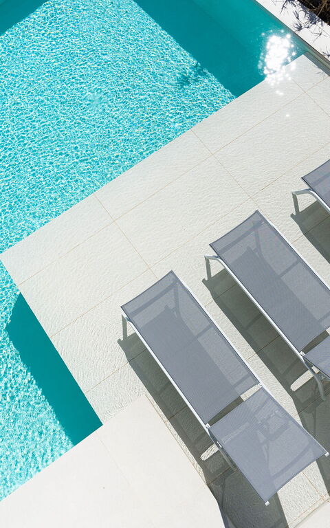 Bedda Matri: pool, Udendørs, Udvendige