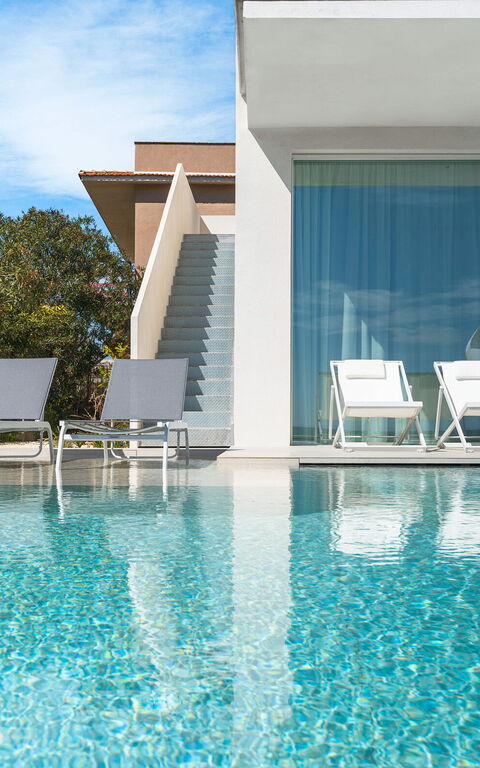 Bedda Matri: pool, Udendørs, Udvendige