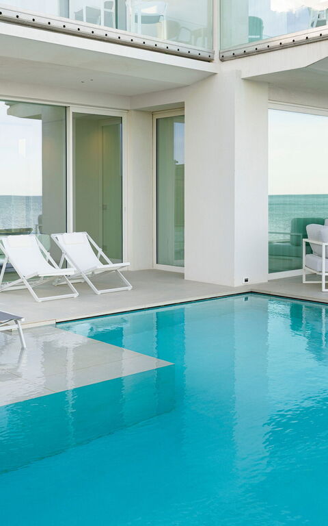 Bedda Matri: pool, Udendørs, Udvendige