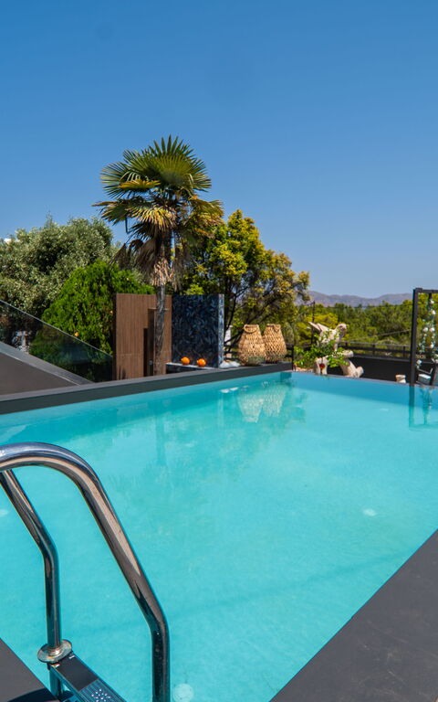 John Residence: pool, Udendørs