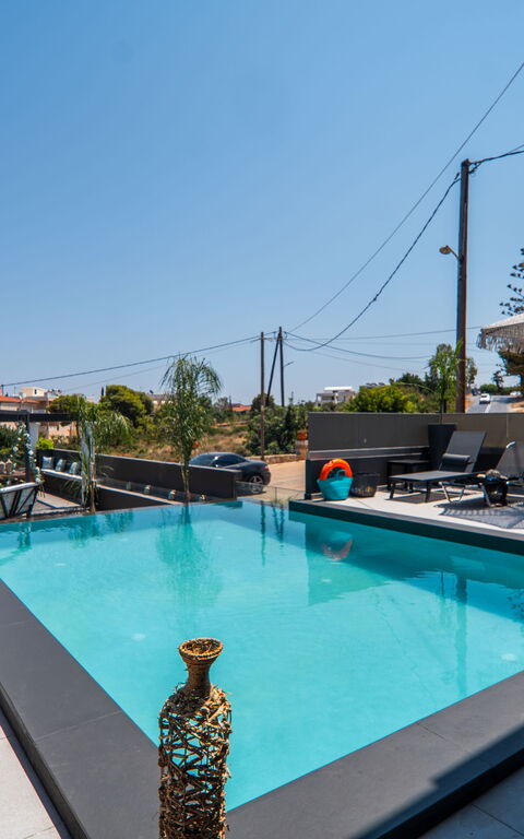John Residence: pool, Udendørs