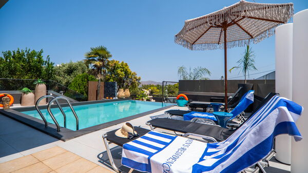 John Residence: pool, Udendørs