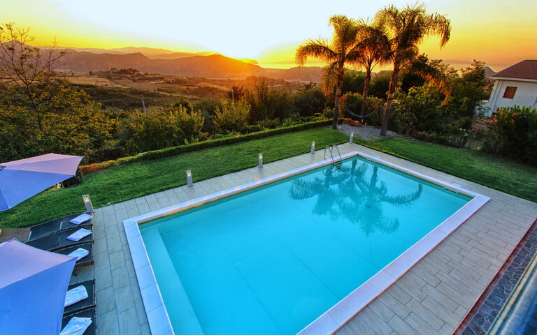 Villa Malu: Have, pool, Udendørs, Udvendige, Visninger