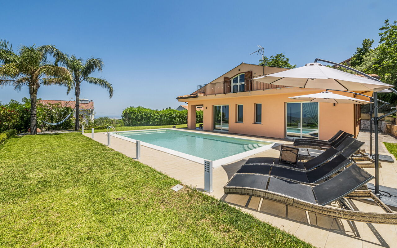 Villa Malu: Have, pool, Udendørs, Udvendige