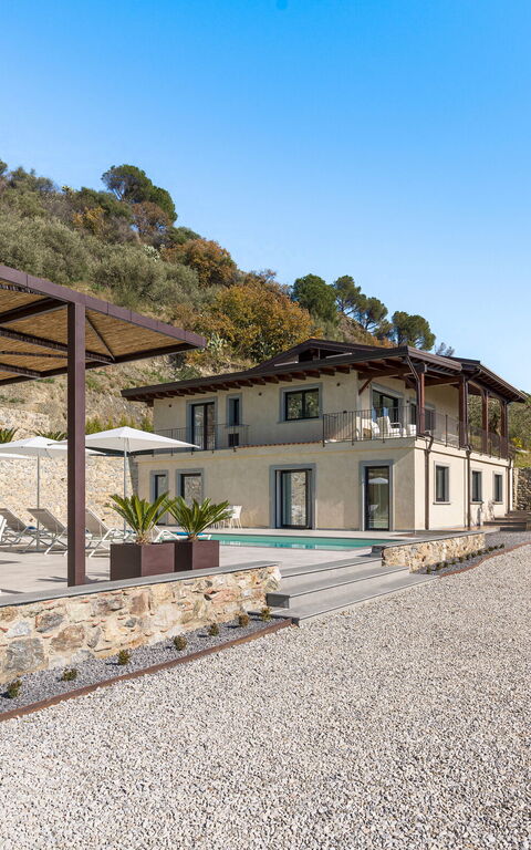 Zagara Bianca: Udendørs, Udvendige