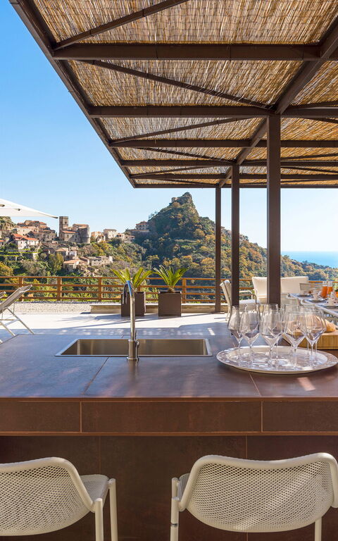 Zagara Bianca: Udendørs, Udvendige