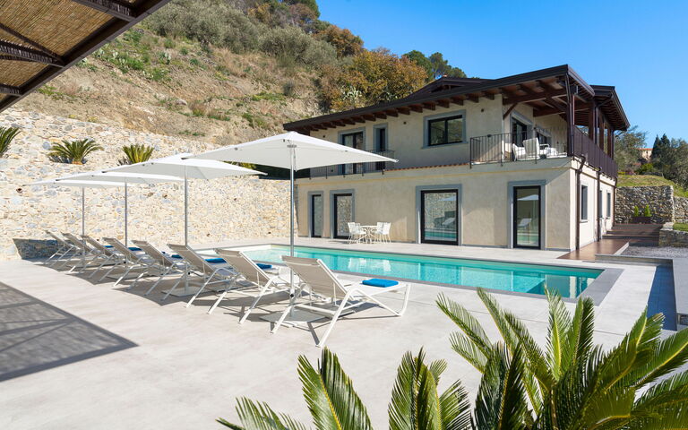 Zagara Bianca: Udendørs, Udvendige