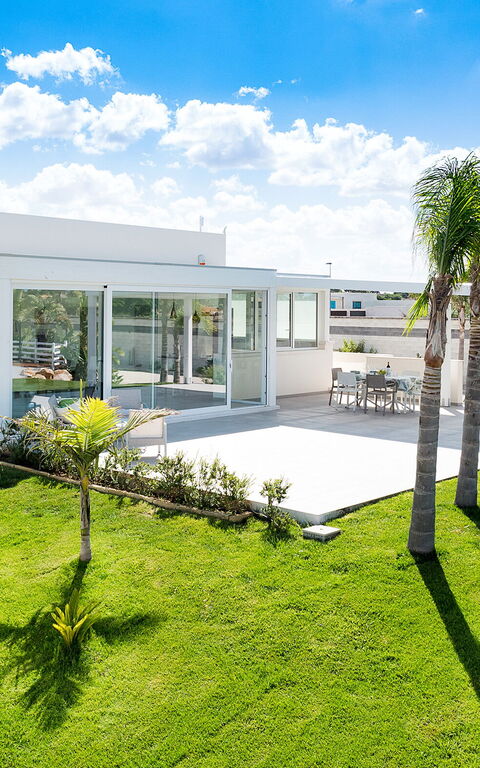 Diantha: Have, Udendørs, Udvendige