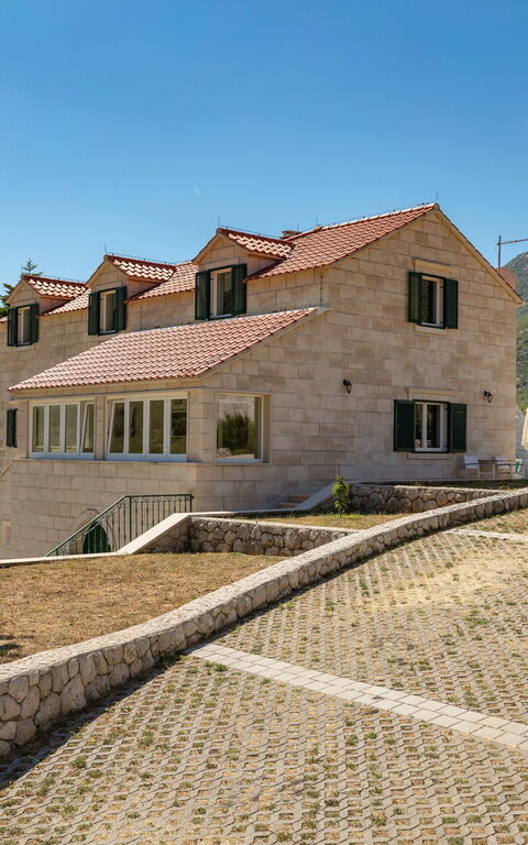 Villa Roglic: Have, Udvendige