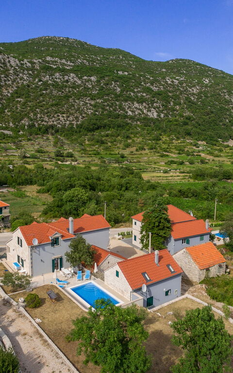 Villa Roglic: Have, pool, Udvendige