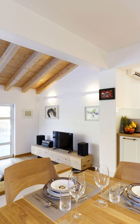 Villa Jure: Frokostlokale, Køkken, Stue