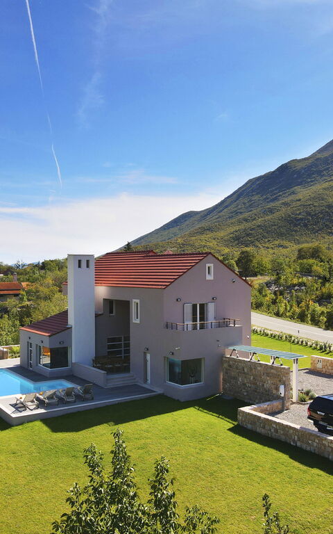 Villa Jure: Have, Udvendige