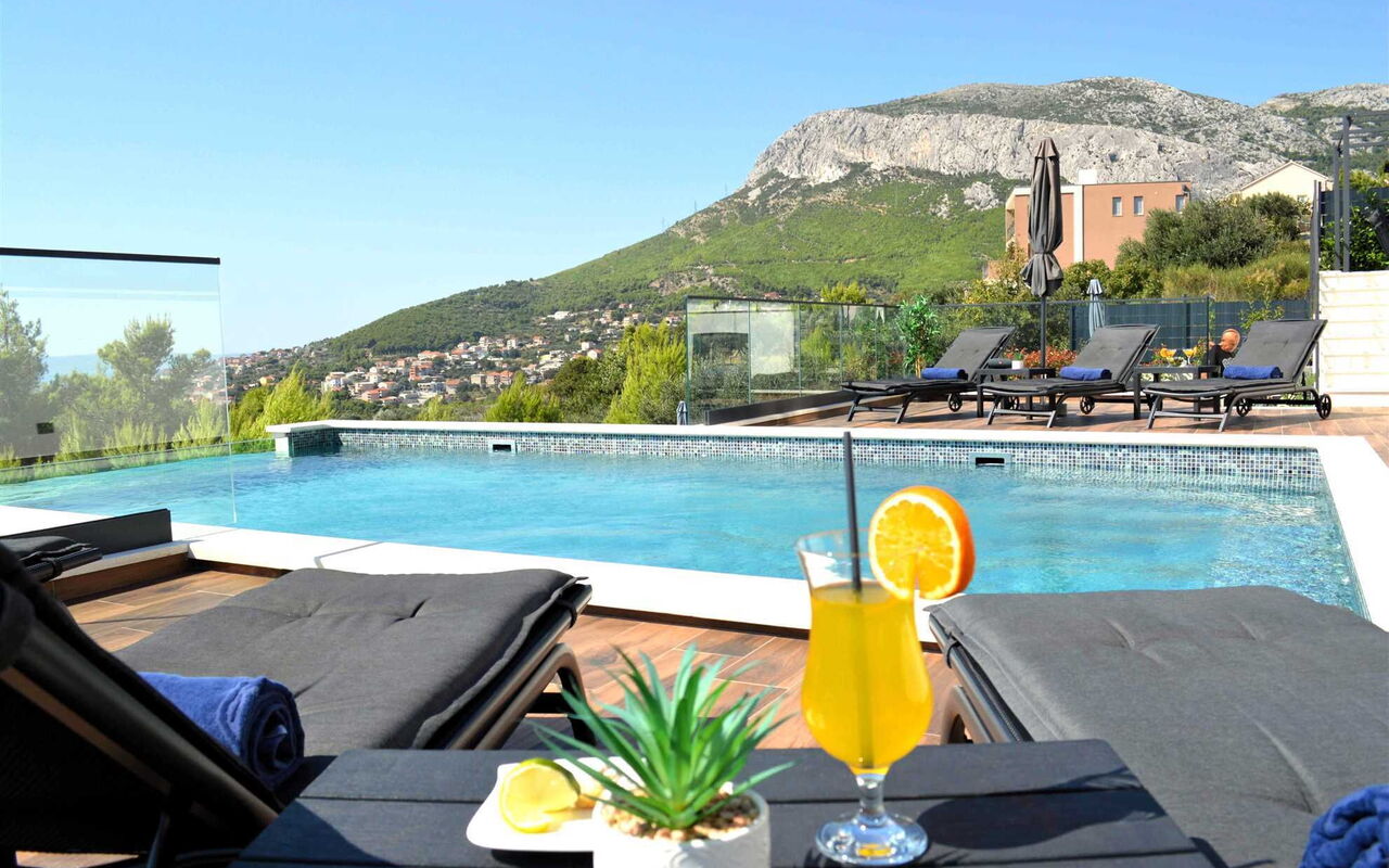 Villa Nikta: Altan / terrasse / gårdhave, By, pool, Udendørs