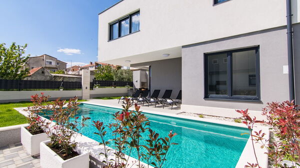 Villa Orvas 190: Have, pool, Udendørs, Udvendige